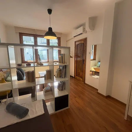 Апартамент Comfy In The Heart Of